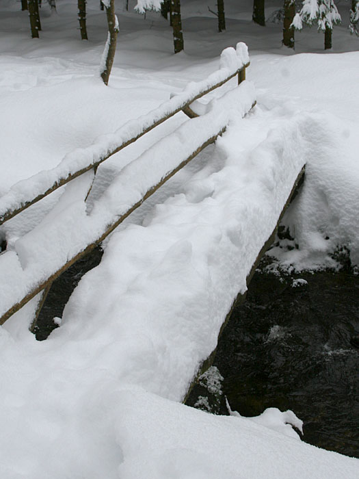 Durch den Schnee auf der Brücke ist fast einfacher durch den Bach zu waten ;-)