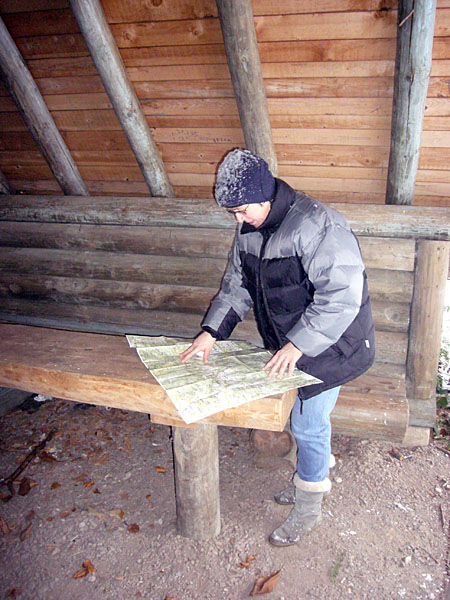 Kartenstudium an einer Schutzh&uuml;tte