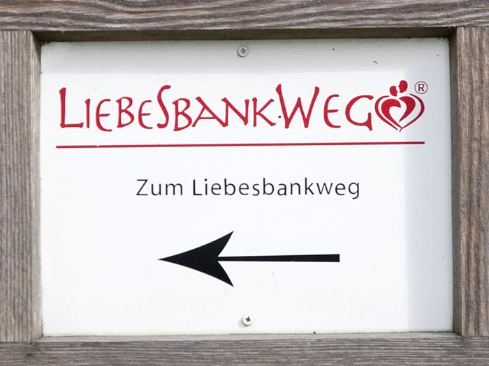 Der Liebesbankweg ist gut ausgeschildert