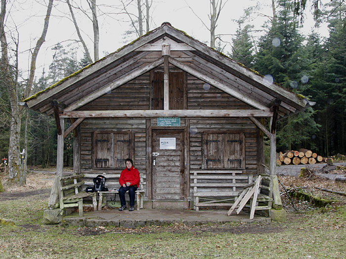 Die H&uuml;tte beim Pflanzengarten bietet uns Schutz vor einem Regenschauer