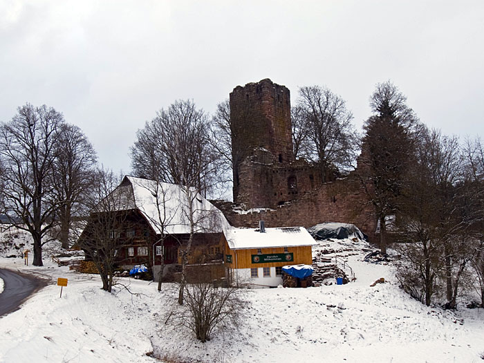 Hof Beck und dahinter die Ruine Waldau