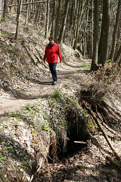 H&ouml;hle unter dem Wanderweg