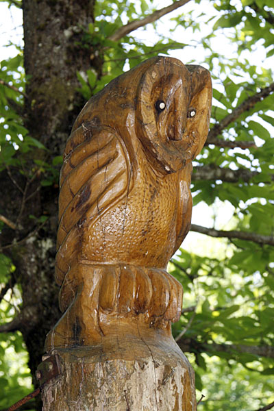 Unterwegs trifft man oft auf geschnitzte Figuren