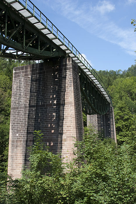 Die Eisenbahnbrücke von der Nordseite aus gesehen