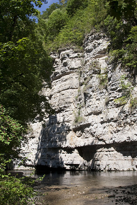 Felswände begrenzen den Flusslauf