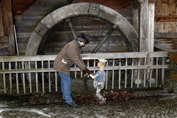 Vroni hilft dem jungen Mann beim M&uuml;hlraddrehen ;-)