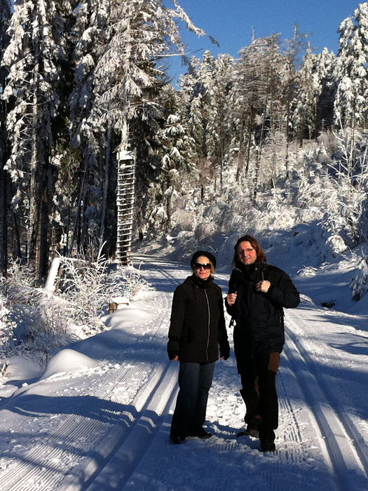 ... müssen Elke und ich im kalten Schnee ausharren ;-)
