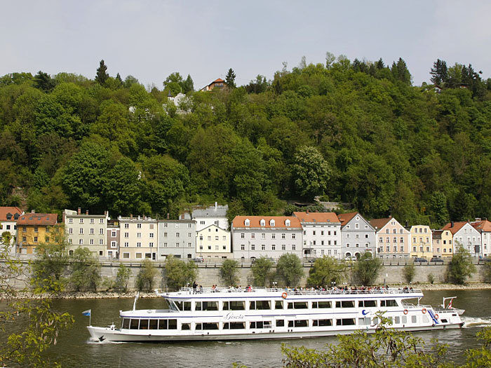 Pastellfarbene Häuser am Donauufer