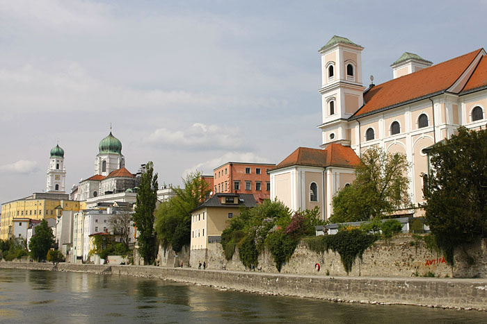 Links der Dom St. Stephan, rechts die Kirche St. Michael