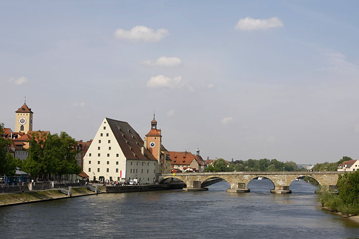 Die Steinerne Brücke gilt als die älteste Steinbrücke Deutschlands