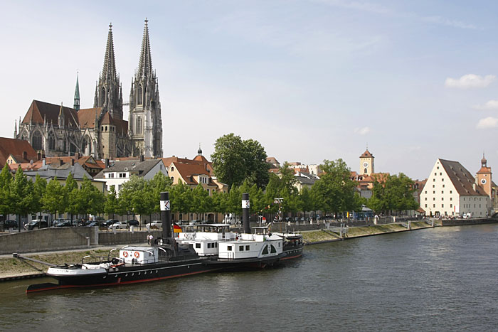 Nochmals der Dom mit historischem Dampfschiff im Vordergrund