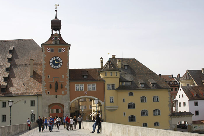 Das mittelalterliche Stadttor von der Steinernen Brücke aus gesehen