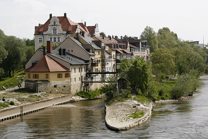 Ein Wasserrad versorgte früher die Manufakturen mit Energie