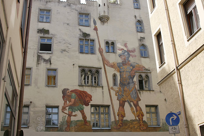Wandgemälde an der Außenfassade des Goliath-Hauses
