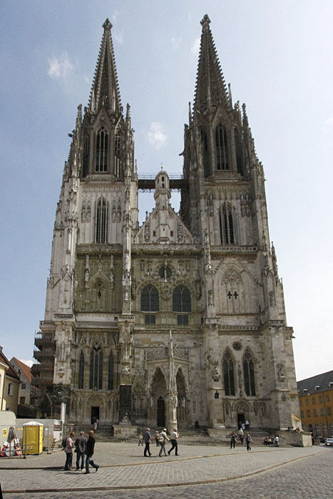 Der Dom St. Peter von vorn ...