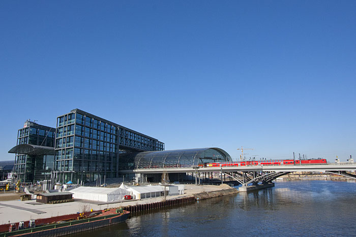 Hauptbahnhof mit Zug
