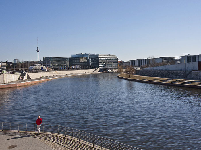Blick über die Spree zu einigen Regierungsgebäuden