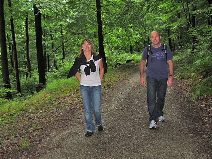 Bettina und Reini im dunklen Wald