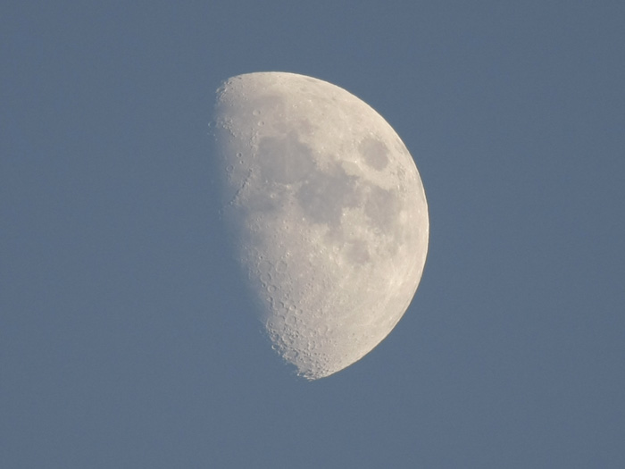 Wieder zuhause, ein Blick aus dem Fenster: Kollege von Sonne wo hat Nachtschicht ;-)