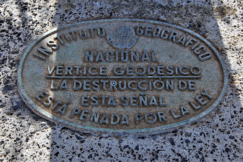 Plakette am h&ouml;chsten Punkt des Kraterrandes