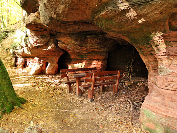 Rastplatz an einer Höhle
