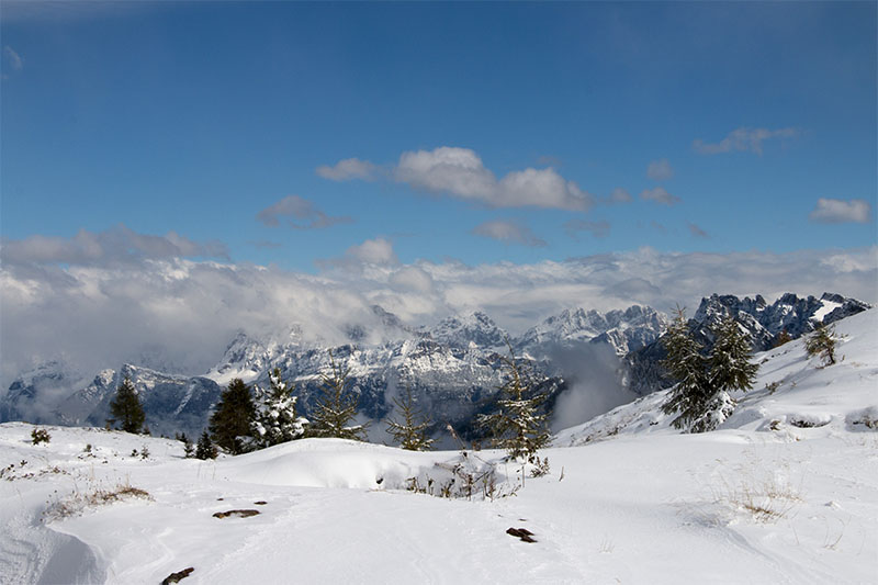 Auf den Bergen bleibt die wei&szlig;e Pracht noch liegen