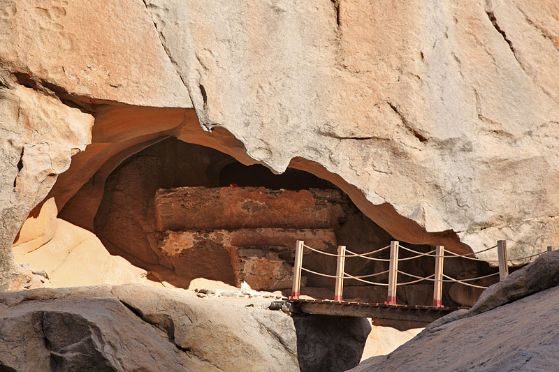 ... zu einer Art Altar in einer Höhle