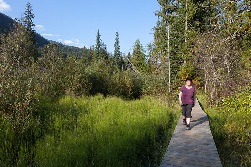 Wieder geht es auf Holzstegen weiter