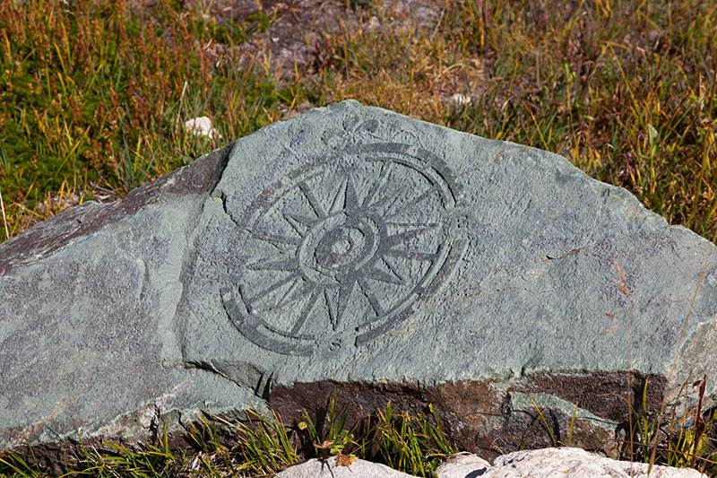 Wegmarkierung an einem Abzweig ...