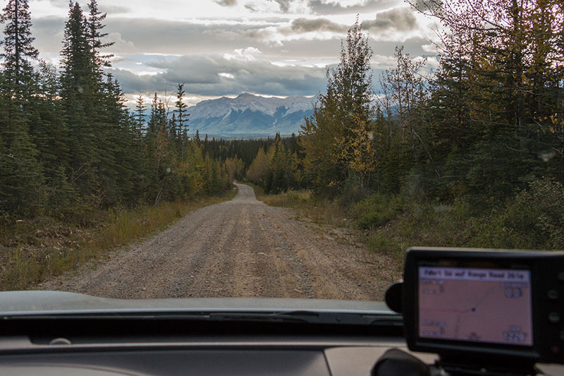 Auf Schotter fahren wir durch den Wald