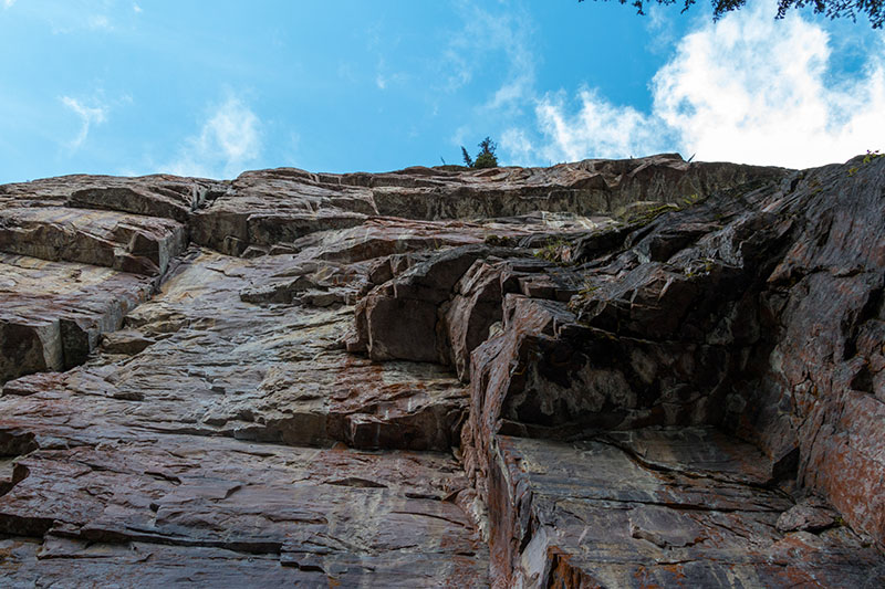 ... an steilen Felsw&auml;nden vorbei