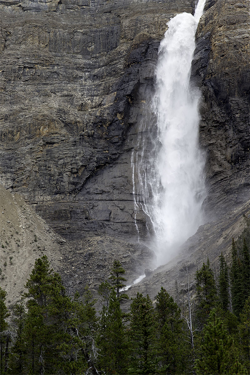 Viel Wasser st&uuml;rzt da den Berg hinab