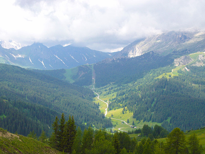 Und hier liegt die Stra&szlig;e zum Passo Campolongo vor mir