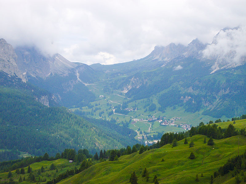 Das Gr&ouml;dner Joch unter den Wolken
