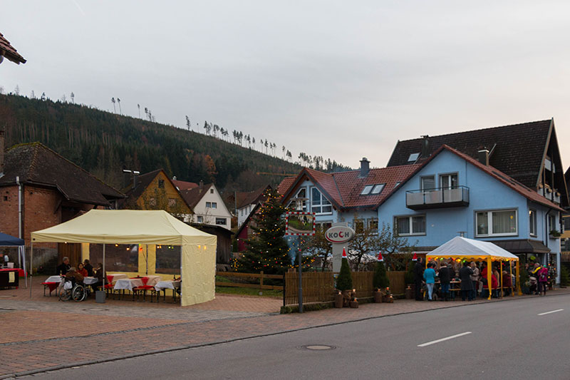 Im Ort gibt es leckere Waffeln, W&uuml;rstchen, Gl&uuml;hwein und einiges mehr ;-)