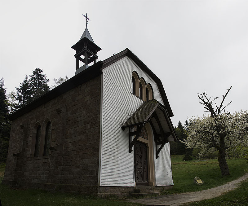 ... St. Antonius-Kapelle an (leider geschlossen)