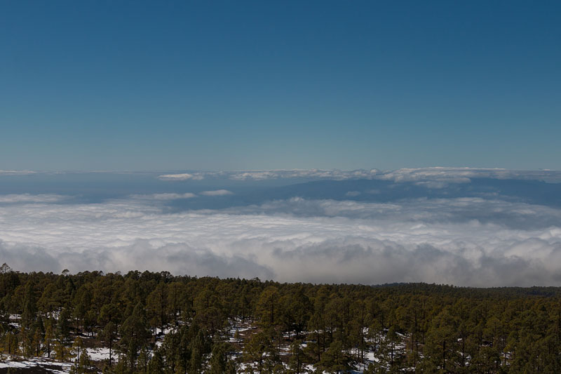 Dicke Wolken über dem Meer tief unter uns ...