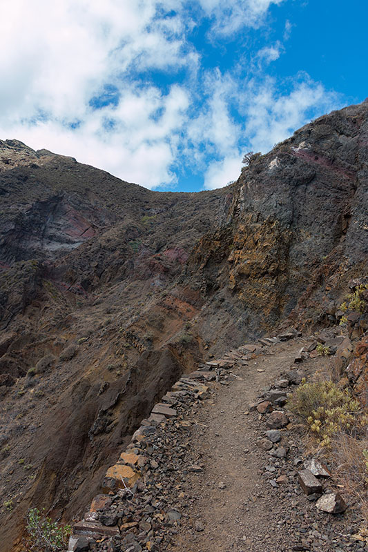 Schmaler Weg am Abgrund