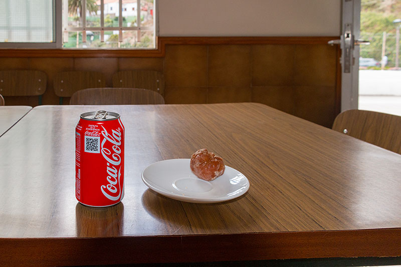 ... im dortigen Café bei einem kargen Mahl