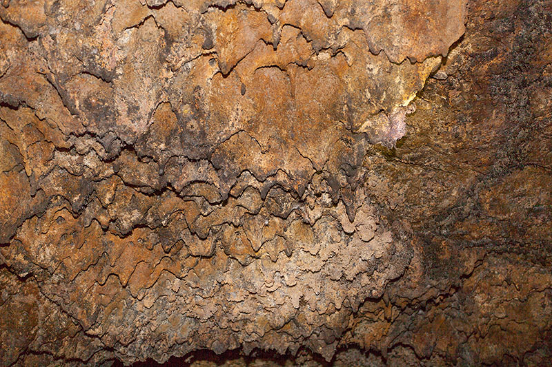 Erstarrte Lavatropfen an der Decke der Höhle