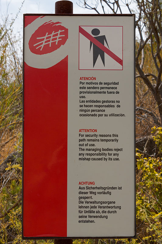Ein Schild warnt vor dem Abstieg ...