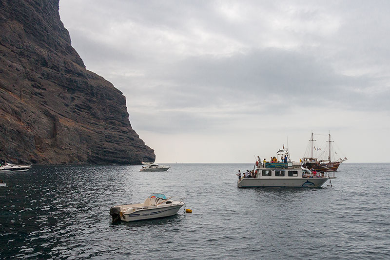 Hier warten wir auf das Boot, das uns nach Los Gigantes bringt