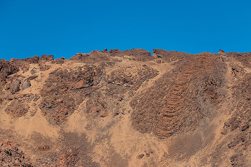 Stricklava (Pāhoehoe) am Hang rechts