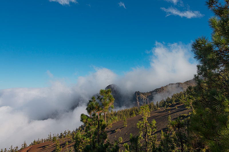 Bei der Abfahrt ins Tal muss man durch die Wolkenschicht hindurch