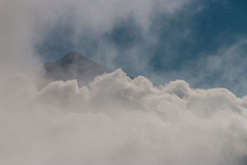 ... der langsam hinter den Wolken verschwindet