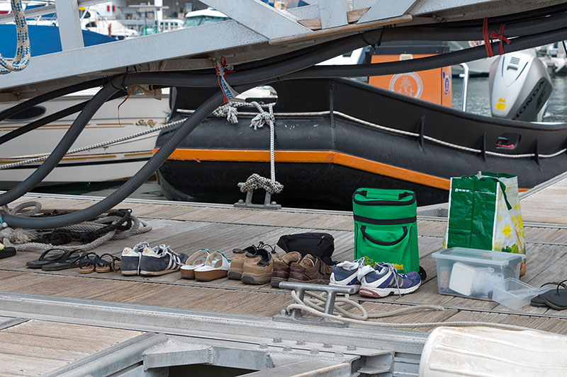 Die Schuhe müssen wir im Hafen zurücklassen ...