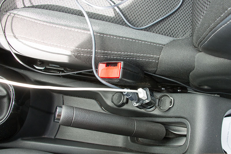 Citroën C3: Ungünstig platzierte Steckdose :-(