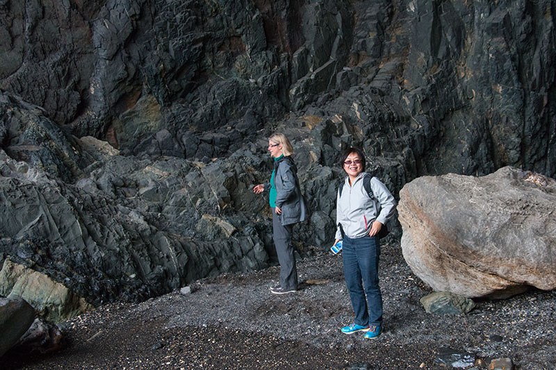 Beatrix und Xiaoyang in der Höhle