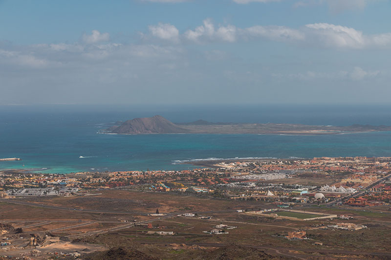 Der Ort Corralejo, im Hintergrund die Insel Lobos