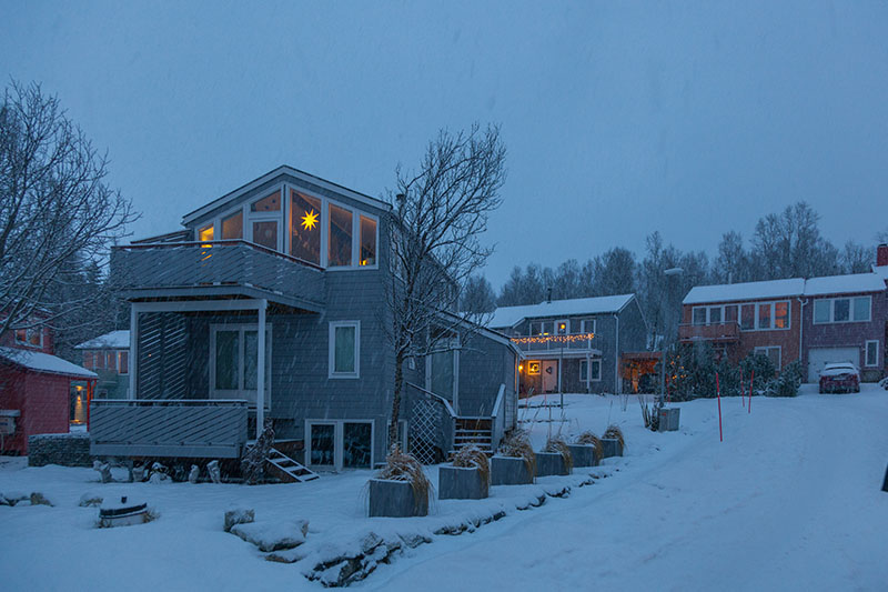 Kaum sind wir durch die Häuser durch, wird das Schneetreiben stärker